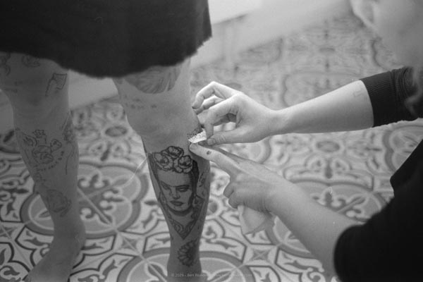 Reportage: Tattoo artist Ziggie (@ziggiestattoo) working on Laura's new tattoo / © Bert Blondeel