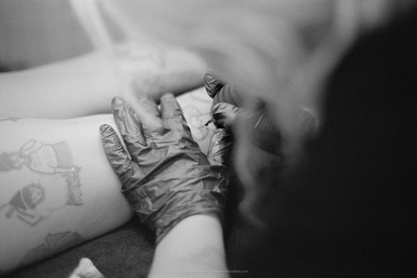 Reportage: Tattoo artist Ziggie (@ziggiestattoo) working on Laura's new tattoo / © Bert Blondeel